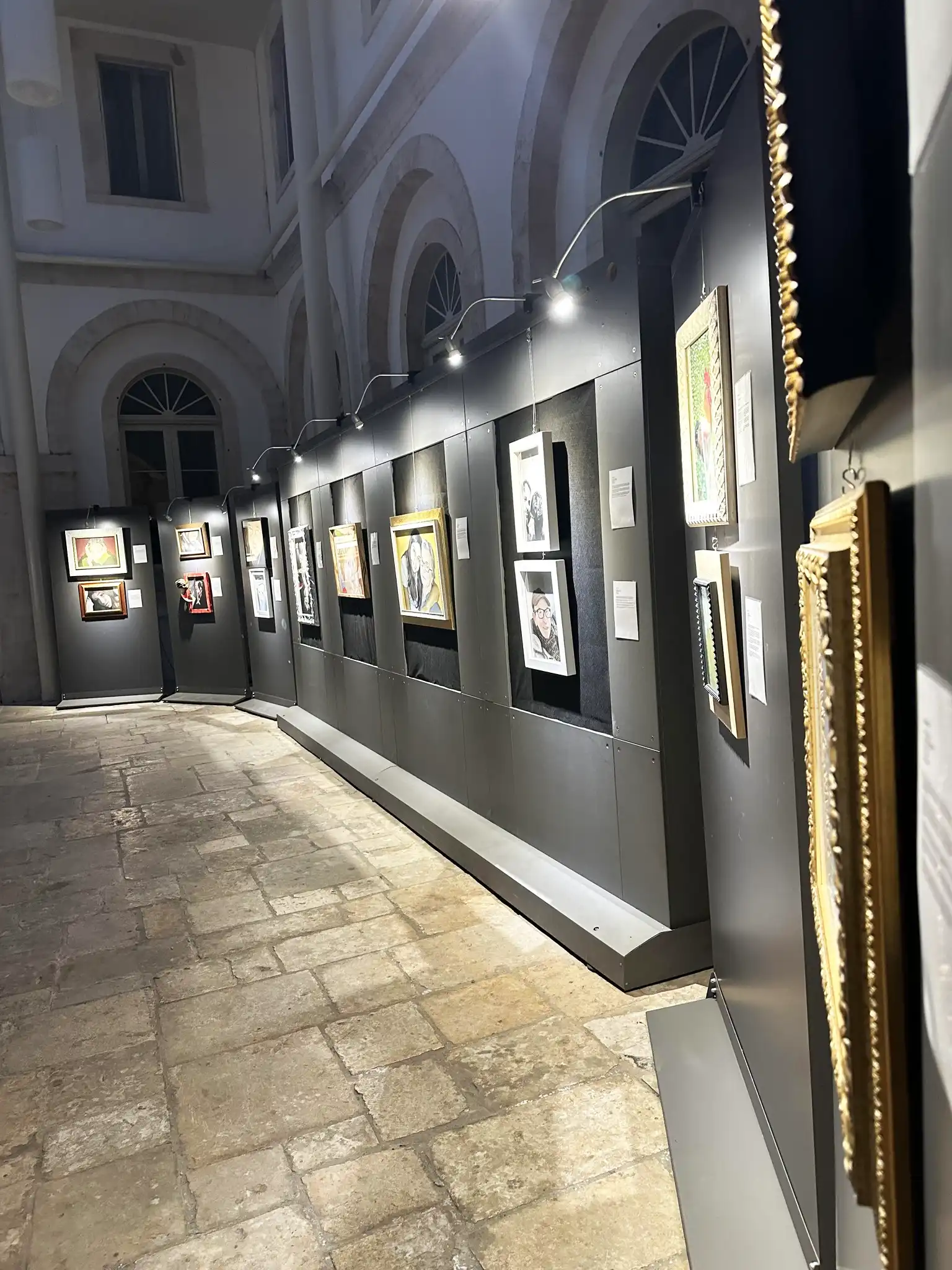 Oltre il Segno Opere di Roberto Mangialardi mostra a Noci, Chiostro di san domenico