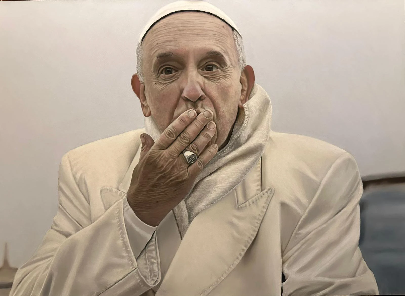 La figura è ripresa a mezzo busto, con uno sfondo neutro e uniforme che ne esalta la presenza. Franciscus indossa la veste papale: lo zucchetto sul capo e una mantellina di colore bianco crema, con un ampio colletto rialzato che quasi avvolge il collo. Si nota anche una sciarpa chiara, sul tono di beige molto chiaro, che spunta sotto il colletto.