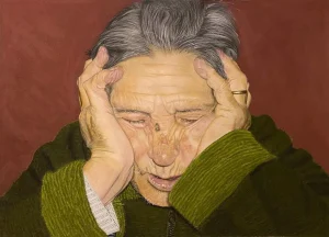 Nonna Dormiente,Il ritratto è un primo piano di una donna anziana che sembra dormire o riposare, con le mani che le sorreggono il viso. La testa è leggermente inclinata in avanti e gli occhi sono chiusi. Il suo viso mostra i segni dell'età, con rughe profonde, in particolare sulla fronte e intorno agli occhi.