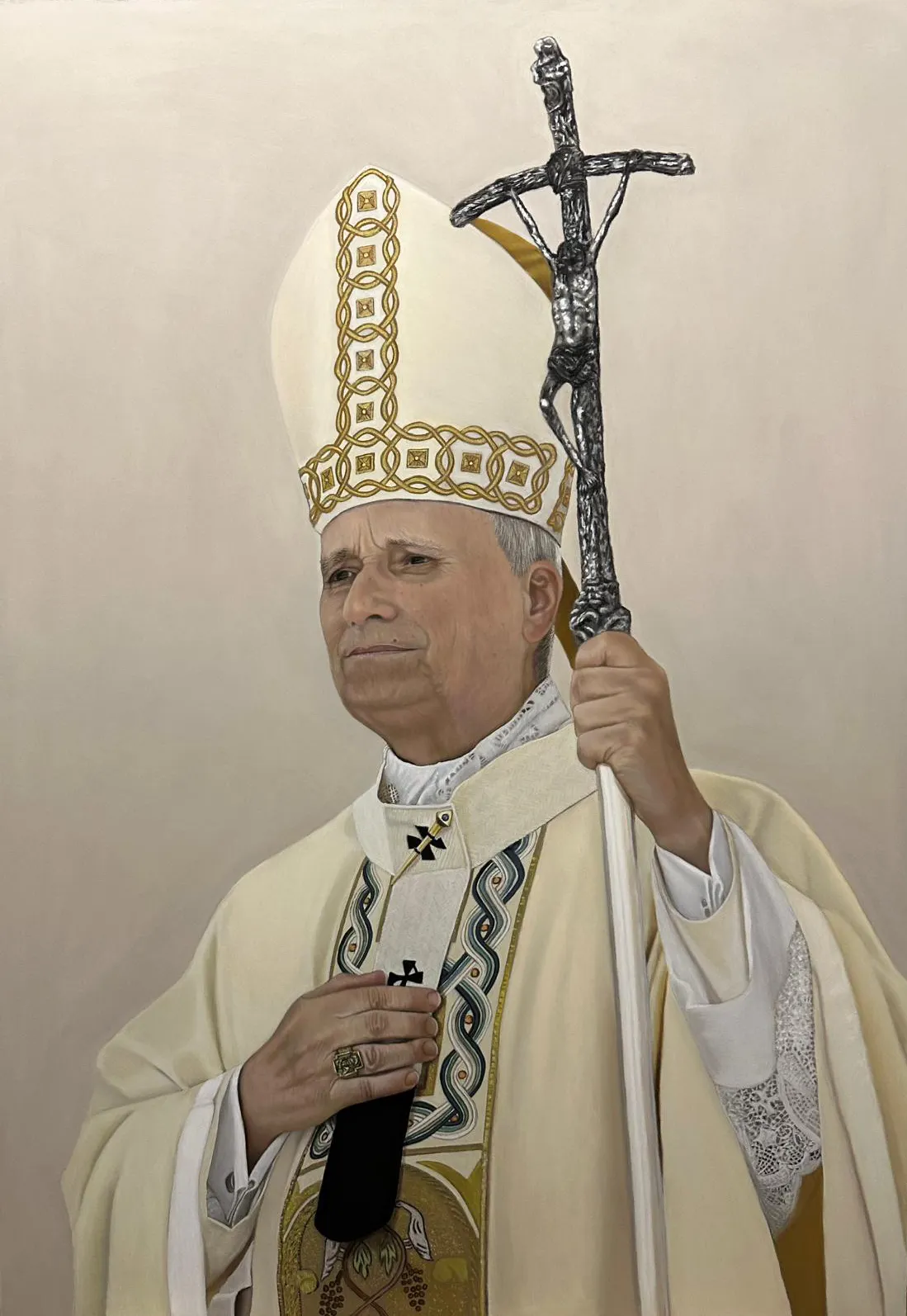 Papa Leone XIV è colto in un momento di solennità e riflessione, che lo sguardo e l’intera espressione del volto trasmettono grazie alla maestria nell’uso del pastello nella resa delle rughe d’espressione sulla fronte, intorno agli occhi, agli angoli della bocca e sul collo, che conferiscono al volto un’aria di saggezza, di dialogo interiore e di pensiero orante.