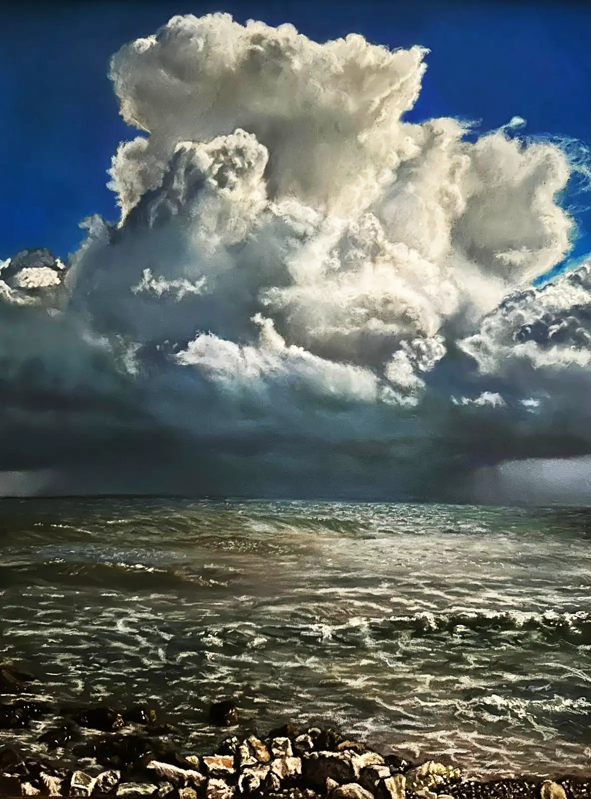 Una giornata di fine agosto,Il cielo è il protagonista indiscusso: una gigantesca e imponente nuvola cumulonembo domina la parte superiore del quadro. La sua cima, illuminata dal sole, è di un bianco accecante, di una luce quasi abbagliante. Scendendo, la nuvola diventa progressivamente più scura, assumendo toni di grigio e blu che indicano la presenza di un temporale imminente.
