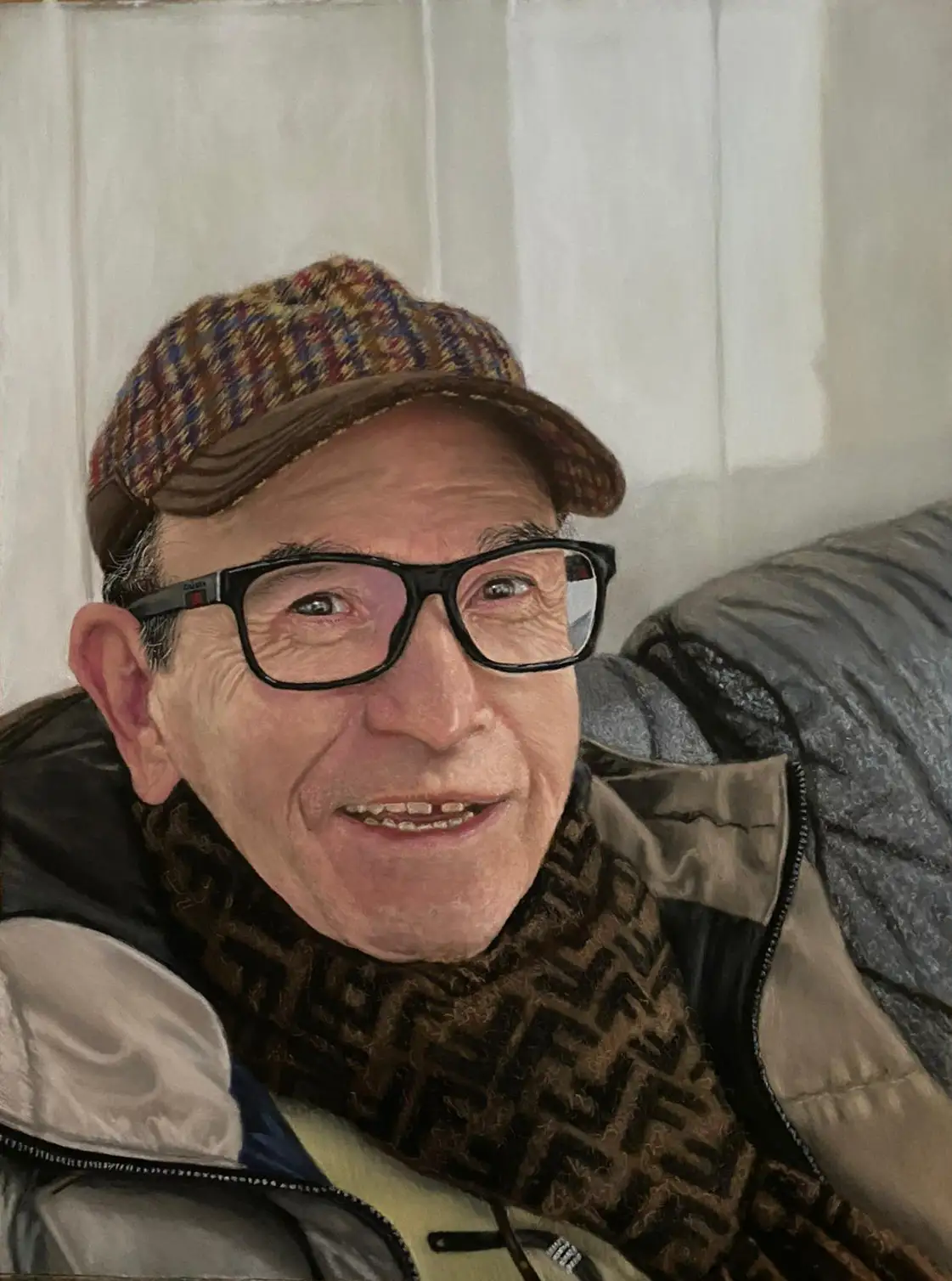 Zio Jò,Il ritratto cattura un uomo di mezza età, con un'espressione gentile e un sorriso accogliente. Indossa un berretto in stile flat cap con un motivo a quadri nei toni del marrone e del bordeaux, che aggiunge un tocco di carattere. I suoi occhi, visibili attraverso occhiali dalla montatura spessa e scura, brillano di vivacità.