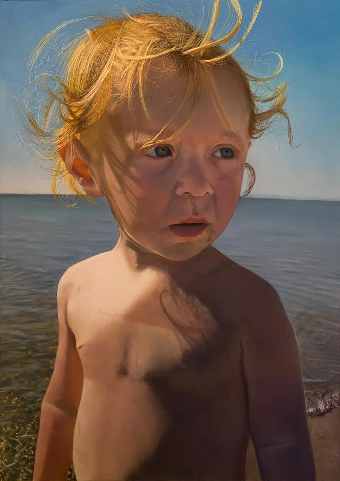 amore a prima vista Rappresenta un bambino biondo colto in un momento di intensa naturalezza. L’opera cattura l’attimo in cui la luce del sole illumina i suoi capelli dorati, mossi dal vento, creando un effetto quasi etereo che contrasta con l’espressione pensierosa e curiosa del volto.