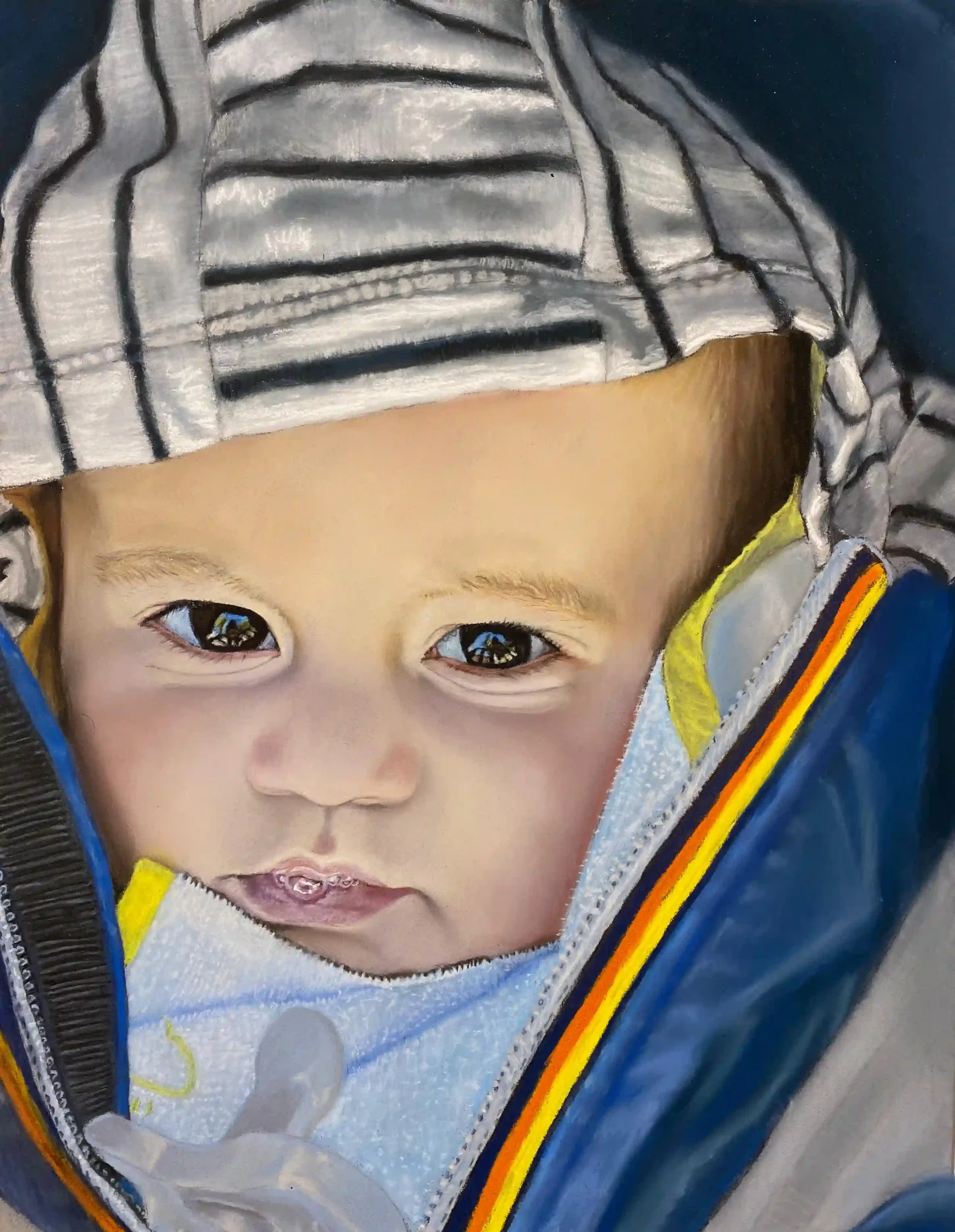 Il piccolo Lorenzo, Il viso del bambino domina la composizione. Ha occhi grandi e scuri, luminosi e riflettenti che guardano direttamente l'osservatore con un'espressione seria e penetrante. L'artista ha reso le guance e la pelle del bambino con morbidezza e toni rosati, suggerendo la tenerezza dell'infanzia. Le labbra sono leggermente socchiuse, mettendo in evidenza un labbro inferiore pieno e lucido.