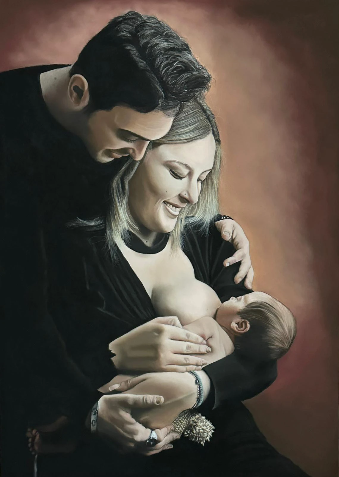 Natività 2.0, Raffigura una scena intima e moderna di una famiglia. Al centro dell'immagine, una donna con capelli chiari, che indossa un abito scuro, è seduta e sta allattando un neonato. Il suo sguardo è rivolto verso il bambino, con un'espressione di amore, tenerezza e un amorevole sorriso.