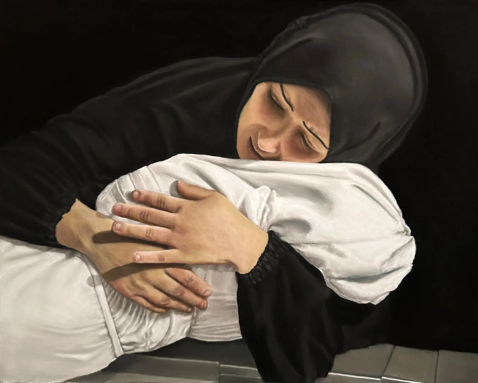 Pietà di noi,La figura in primo piano, avvolta nel tessuto nero che le copre anche il capo, ha il viso contratto in un'espressione di profondo dolore, con gli occhi chiusi e le sopracciglia aggrottate. Le sue mani sono intrecciate attorno alla figura avvolta in un telo bianco, in un gesto di stretta protezione, in un disperato abbraccio.