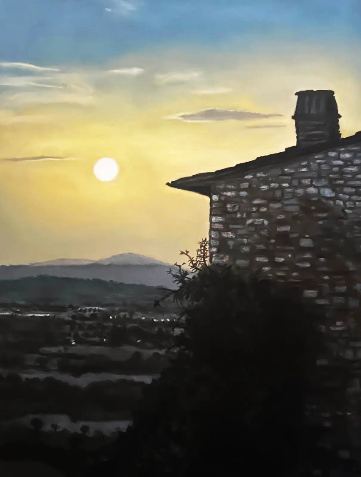 Tramonto ad Assisi,In primo piano, sulla destra, spicca una porzione di un edificio rustico, in pietra, con un camino ben visibile che si staglia contro il cielo. I dettagli delle pietre sono resi con cura, suggerendo una texture robusta e tradizionale.