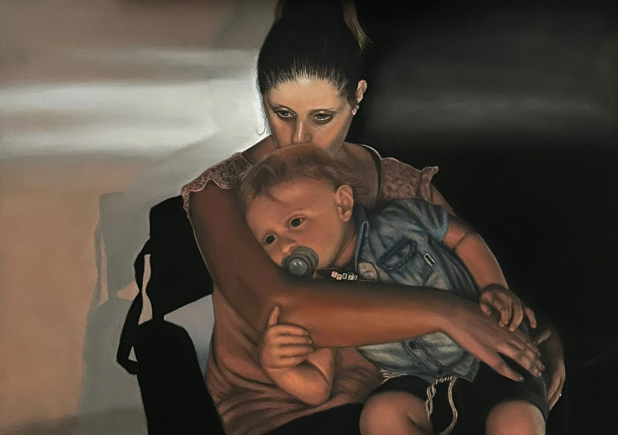 È un ritratto di straordinaria intensità emotiva e precisione tecnica. Domina la scena un momento di profonda intimità e protezione tra una madre e il suo bambino, che il titolo "Avvolti" esprime bene, per una corrispondenza perfetta nel linguaggio del corpo: le braccia della madre circondano e stringono a sé il piccolo, con gesti universali di cura e amore in un abbraccio totale, creando un nucleo sicuro e impenetrabile dal mondo esterno